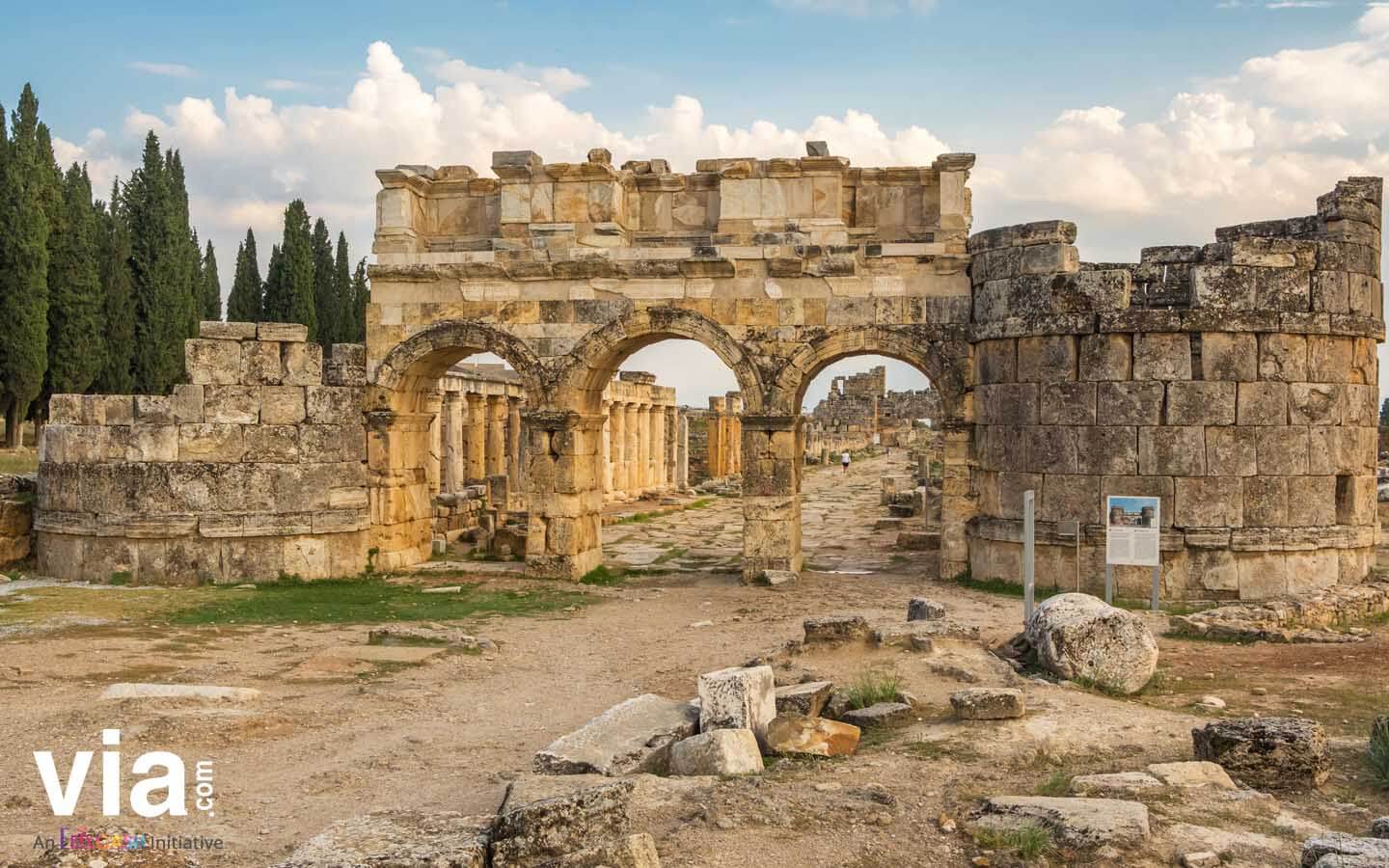 Pesona Hierapolis Peninggalan Romawi